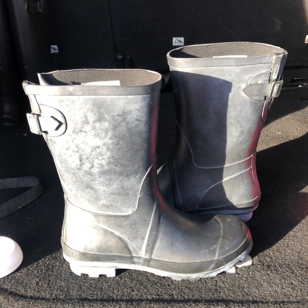 Grey low rain boots.